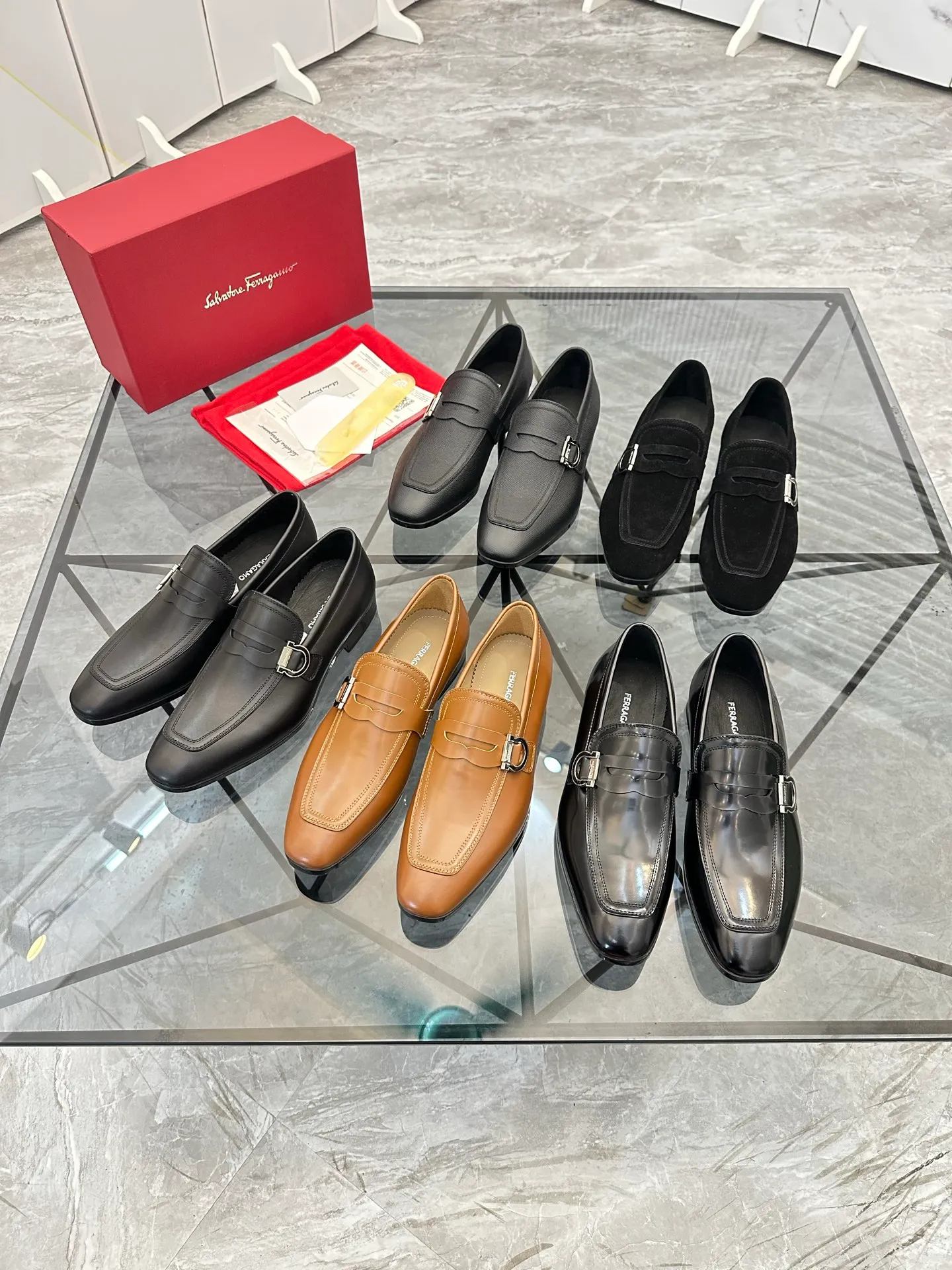 Men's shoes: 💰P640¥ High-end quality Product trademark: Ferragamo* "Ferragamo*" leather shoes Regular size: 38-44 (can be customized to 45.46.) Product materials: imported first-layer nubuck leather upper, cowhide lining, original outsole. Number: 688